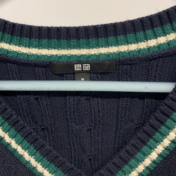 (2-11) UNIQLO SWEATER (M) - Picture 3 of 4